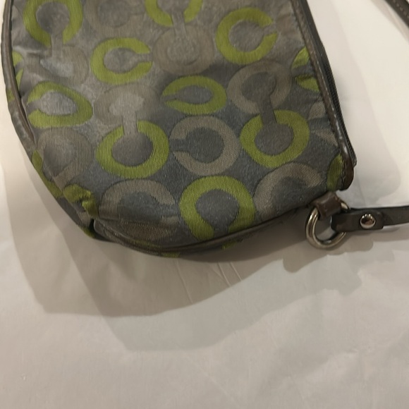  Coach satine green mini bag or wristlet 9” x 5” zipper closure in her pocket - Picture 5 of 10